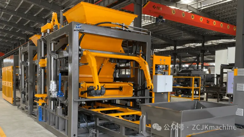 Stroje na výrobu bloků se servopohonem: Snižte náklady na elektřinu o 30–50 % díky energeticky účinné technologii